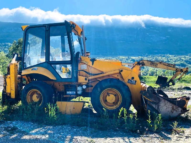 Vue latérale du tractopelle JCB 2CX