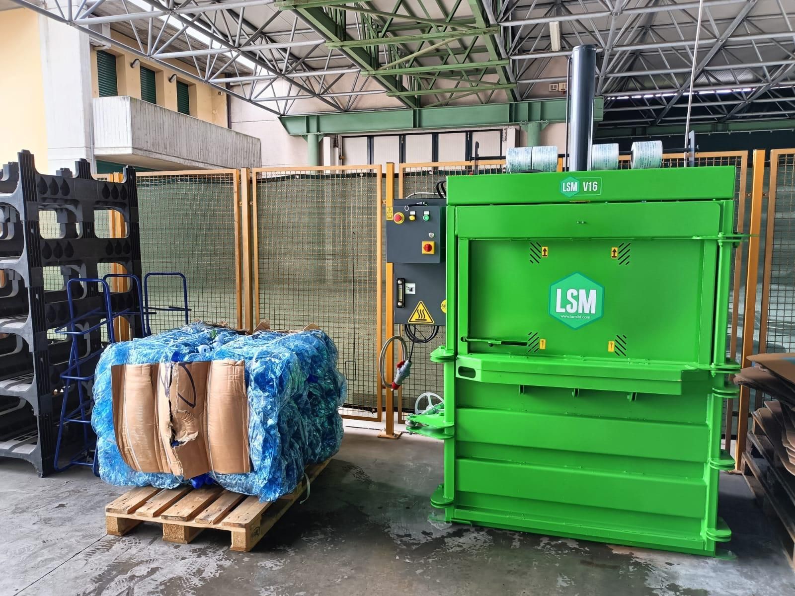 Presse à balles haute capacité V16 pour glassine - Compactage propre des supports siliconés recyclables._0