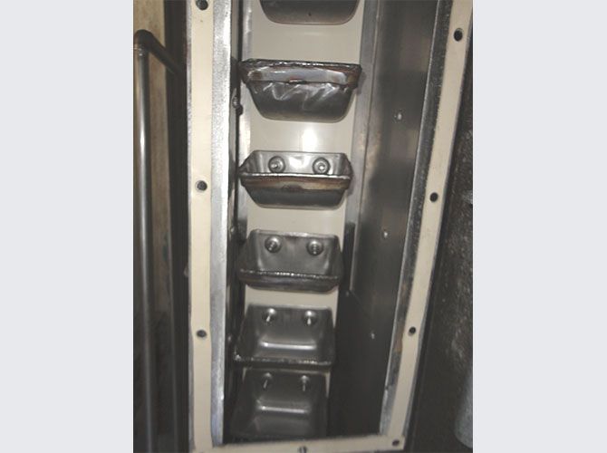 Transporteur à godets pour produits en vrac poussiéreux ou en grains