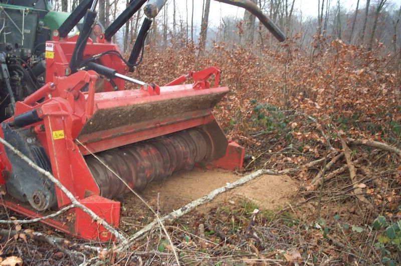 Équipement forestier avec châssis orientable hydrauliquement
