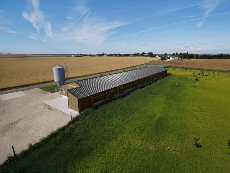 Bâtiment d'élevage deux pentes en profil acier galvanisé, pouvant accueillir des panneaux photovoltaïques en toiture_2