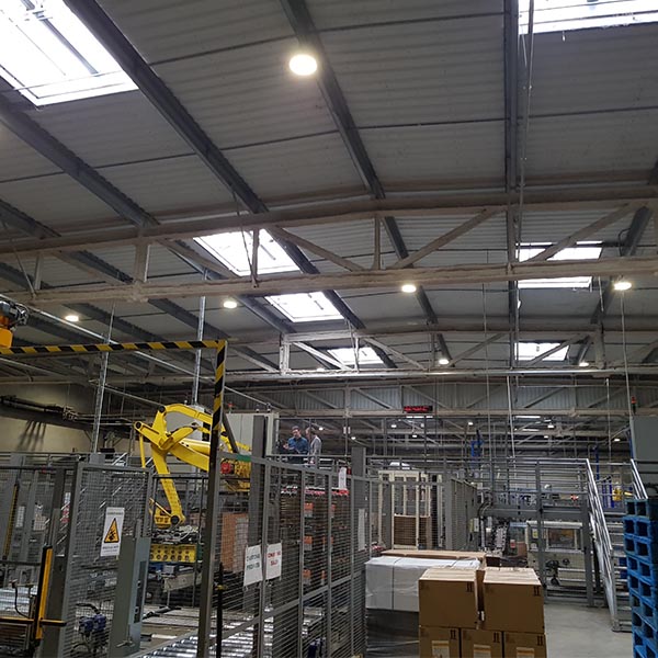 Eclairage industriel pour l'éclairage de hangars d'entretien ferroviaire, des zones de maintenance industrielle ou  centres logistiques - armature led compact_2