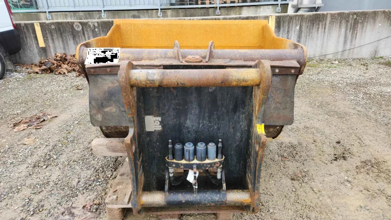 Godet pivotant SL-1600 - OilQuick OQ 80 - Attache rapide et grande liberté de mouvement_2