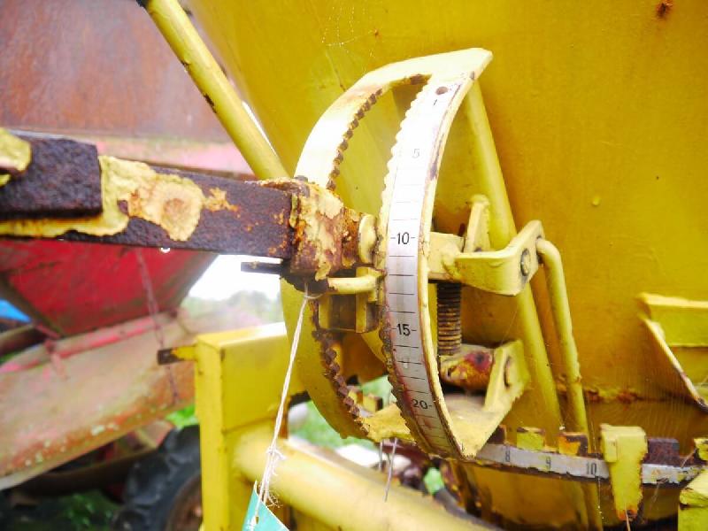 Saleuse / épandeur à sel Nido Komet 350 SU - 350L - Occasion - Bon état - Année 1985_2