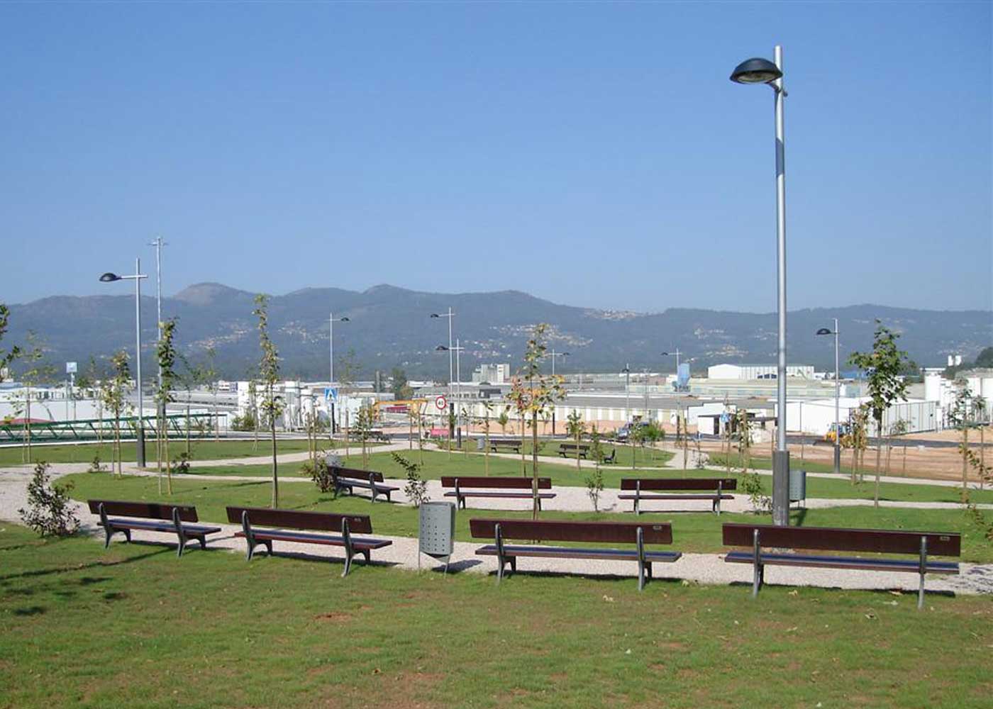 Banc public Cantábrico UM381 - piètement en fonte ductile traité anticorrosion avec lattes en bois tropical_2