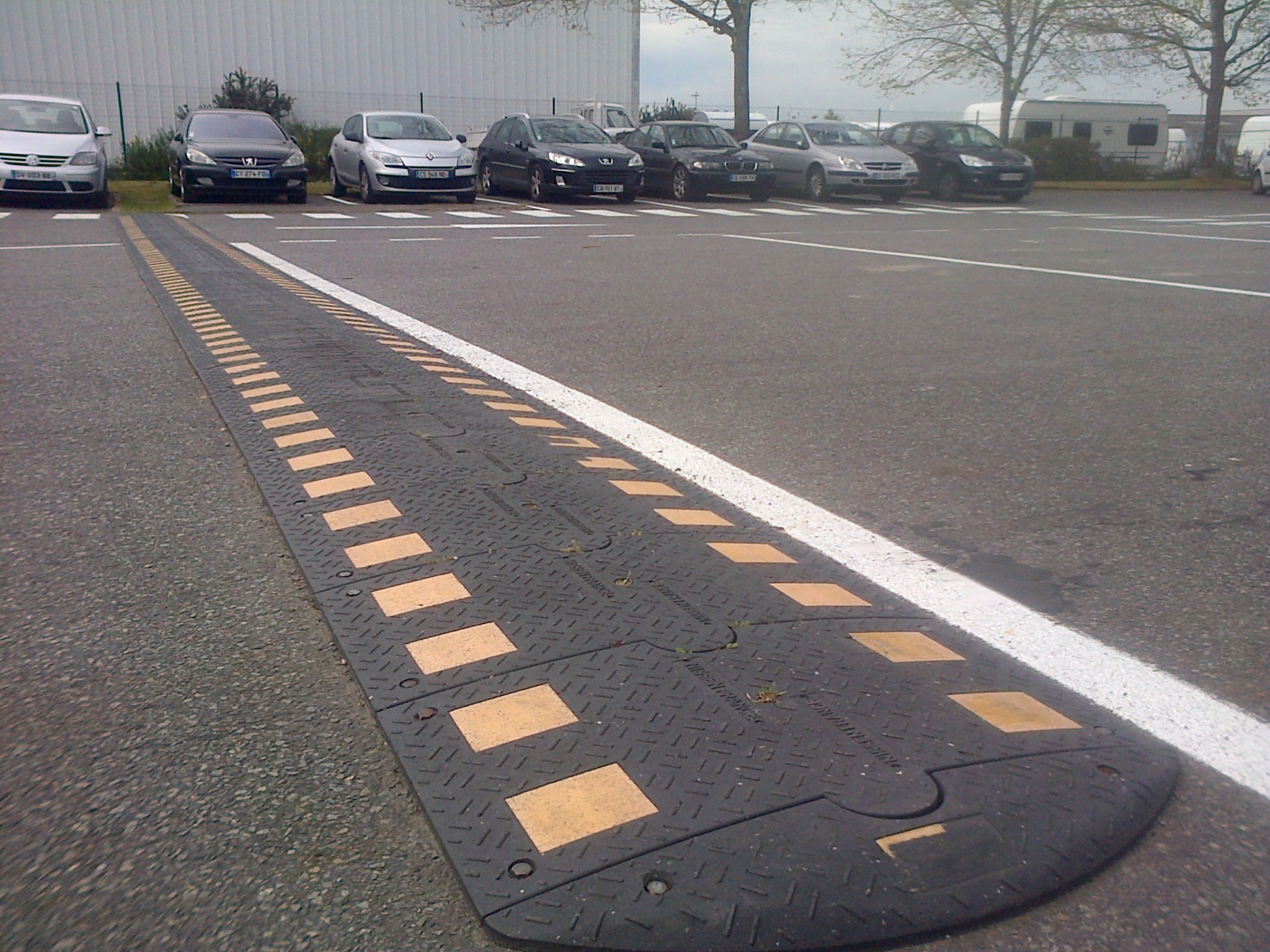 Ralentisseur universel pour poids lourds avec 2 à 5 fixations par élément - Sodimar_2