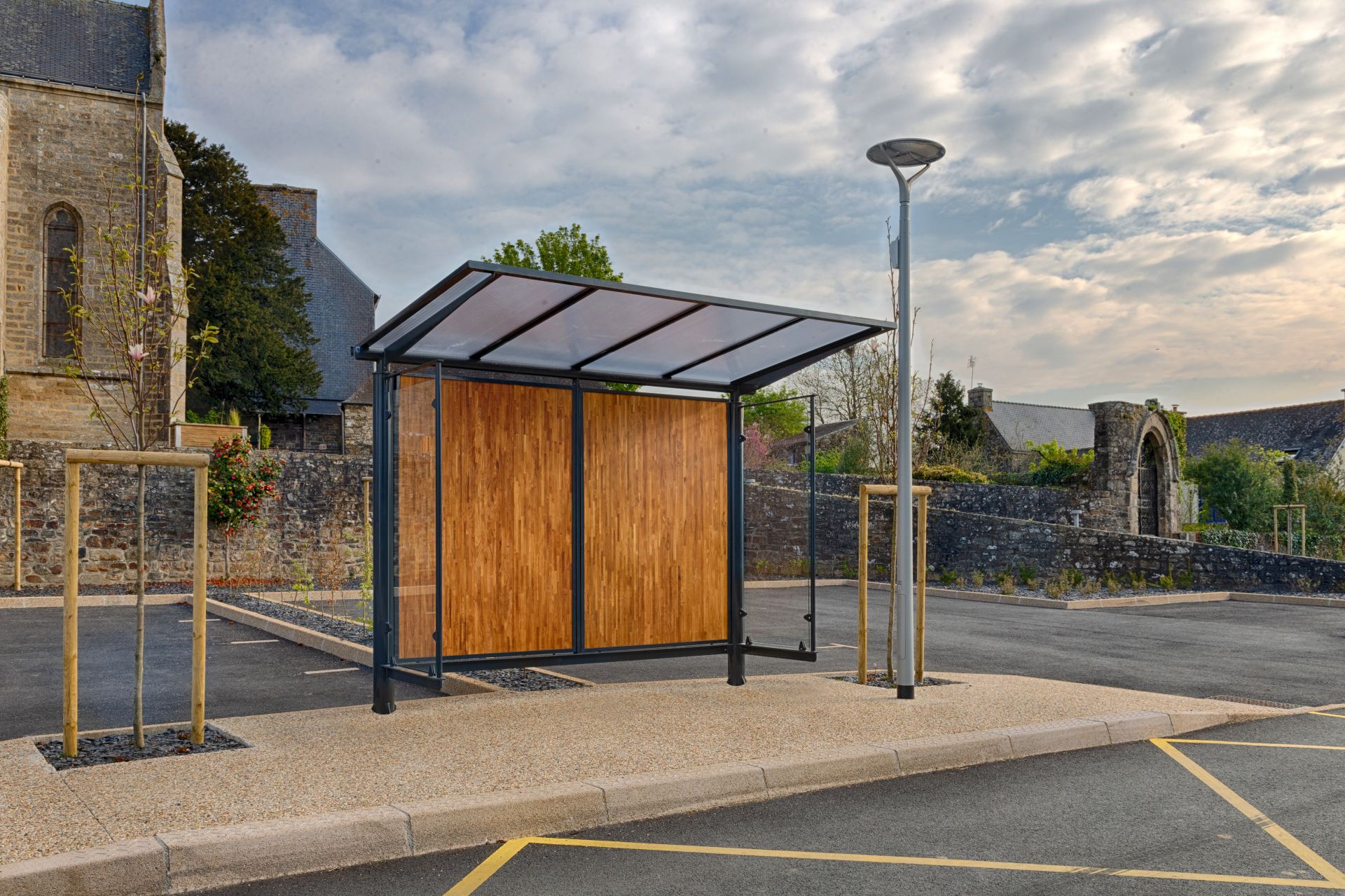 Abri de transport public avec toit anti-UV