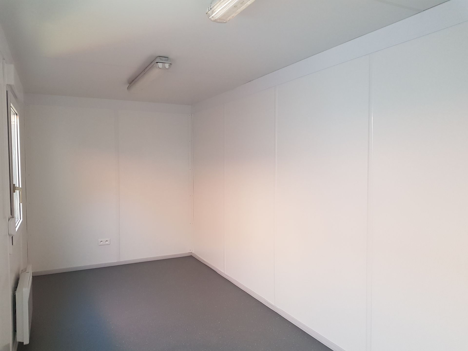 Bungalow de chantier sanitaire 20 pieds - bureau modulaire avec WC, lavabo et vasistas_2