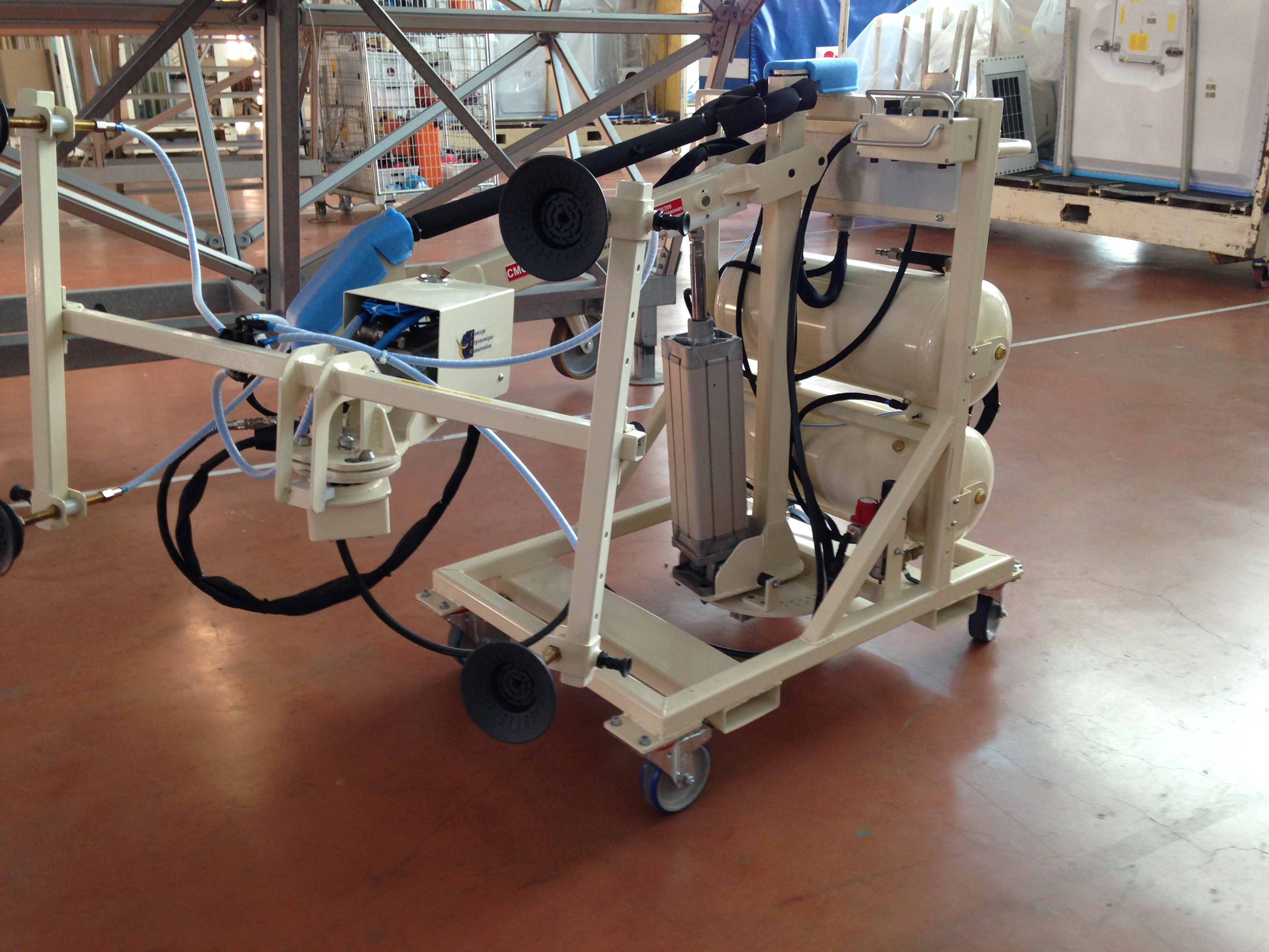 Bras manipulateur à equilibrage pneumatique sur chariot autonome devis