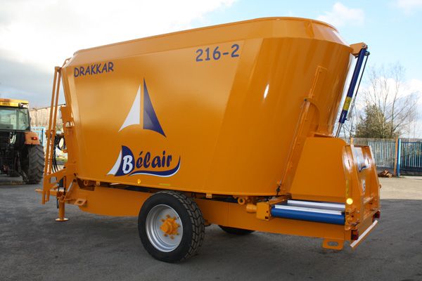 Mélangeuse agricole à vis étroite ou large selon le volume