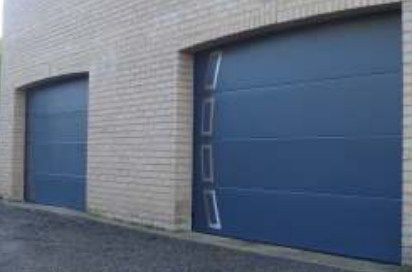 Porte de garage sectionnelle isoline / motorisée / ouverture plafond / en panneau sandwich / avec portillon et hublot / isolation thermique / étanche à l'air_2