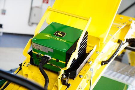 Equipement agricole John Deere Serie 9900 avec éclateur de grains robuste