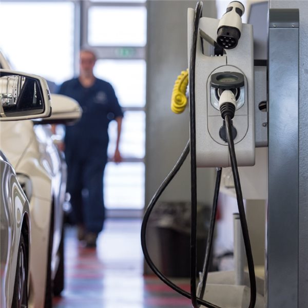 Borne de recharge pour véhicule électrique en copropriété - HAGER Witty Premium 7,4kW ou 22kW avec options RFID et modules de charge_2