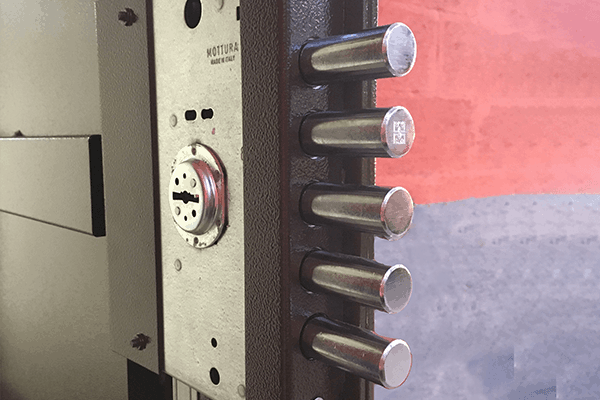 Porte en acier SITEX avec système de fixation breveté sans dégradation