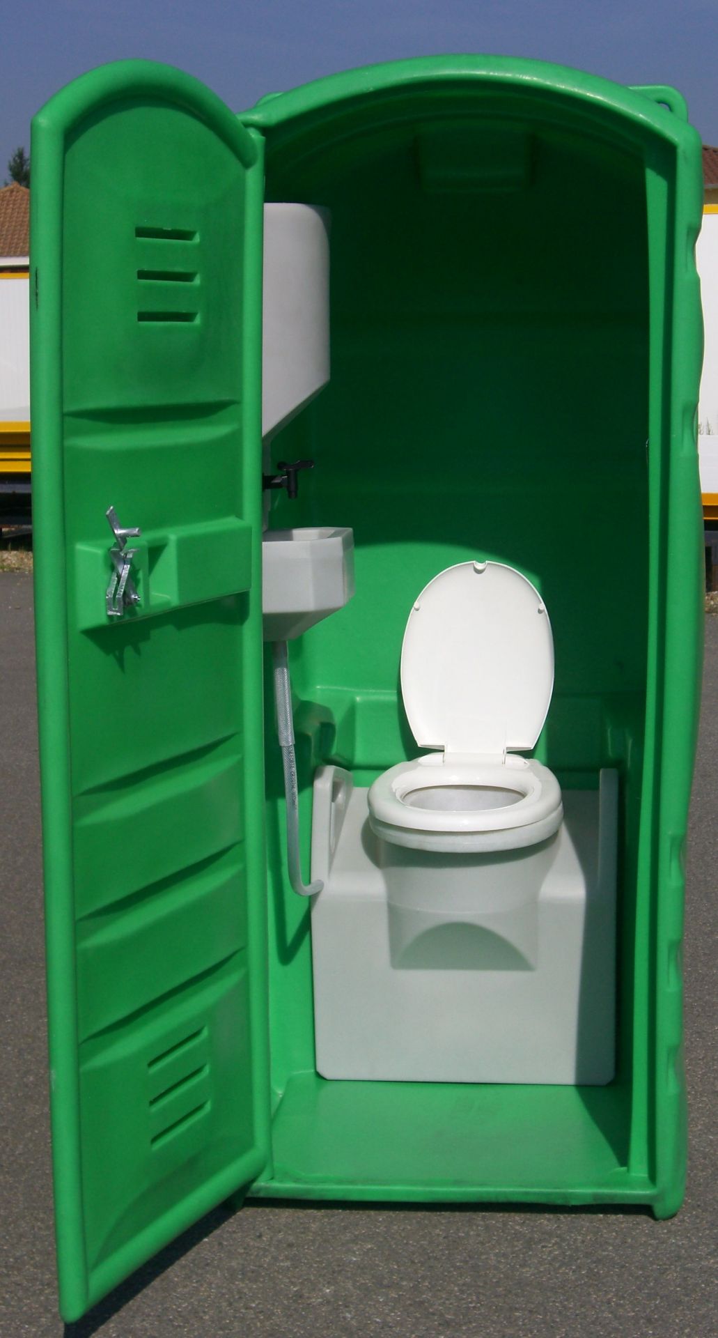 Sanitaire portable avec cuve wc à l'anglaise