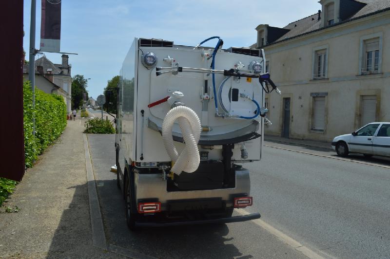 Véhicule de nettoyage avec sol sec après passage grâce à la réaspiration