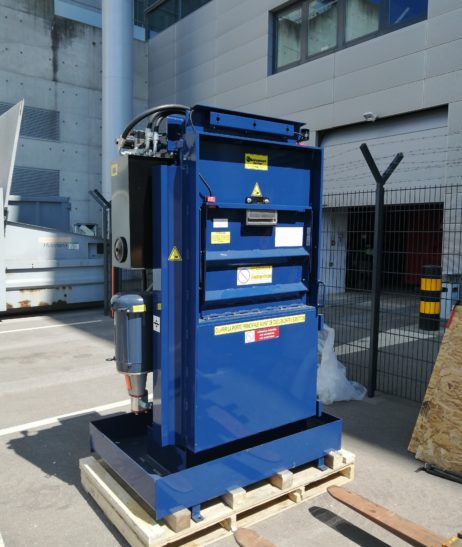 Presse à balle verticale à extraction de liquide ExtractPack - mise en balles PET, canettes et drainage en une étape_2