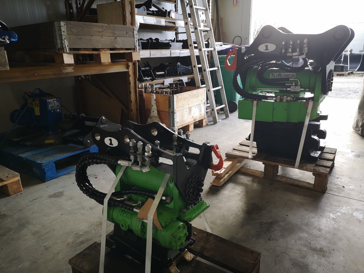 Équipement de terrassement avec tiltrotator sans vérins