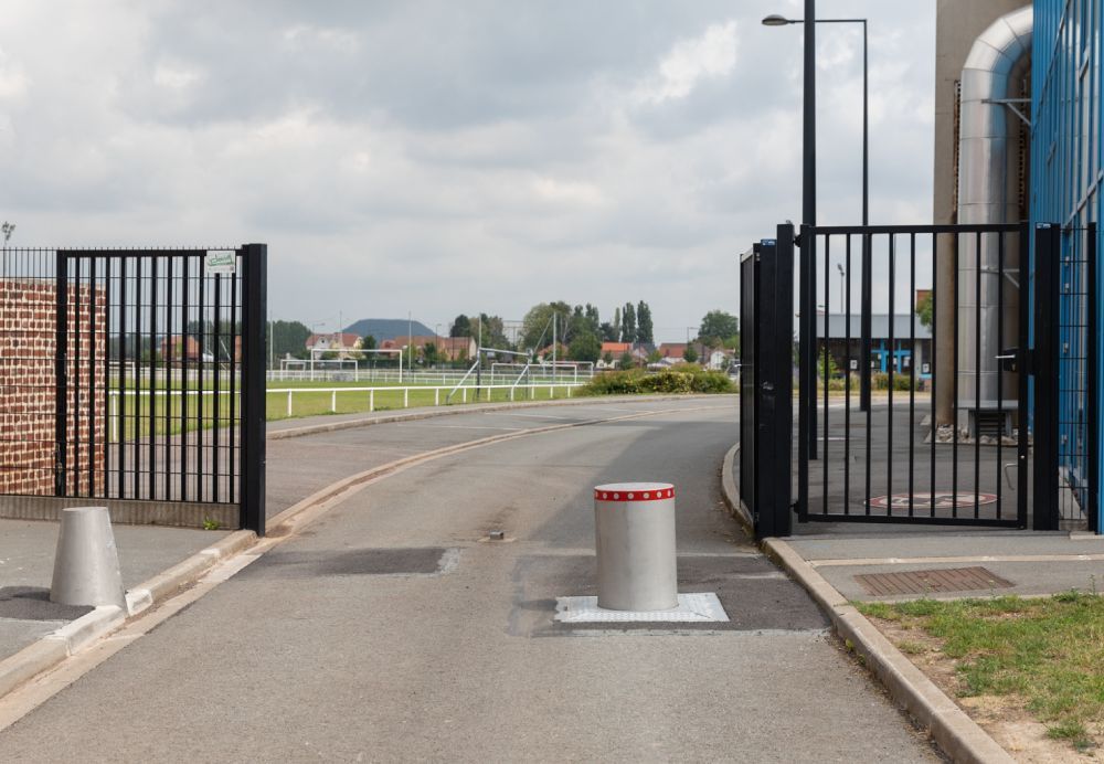 Borne anti-bélier en acier inoxydable pour sécurisation de sites sensibles