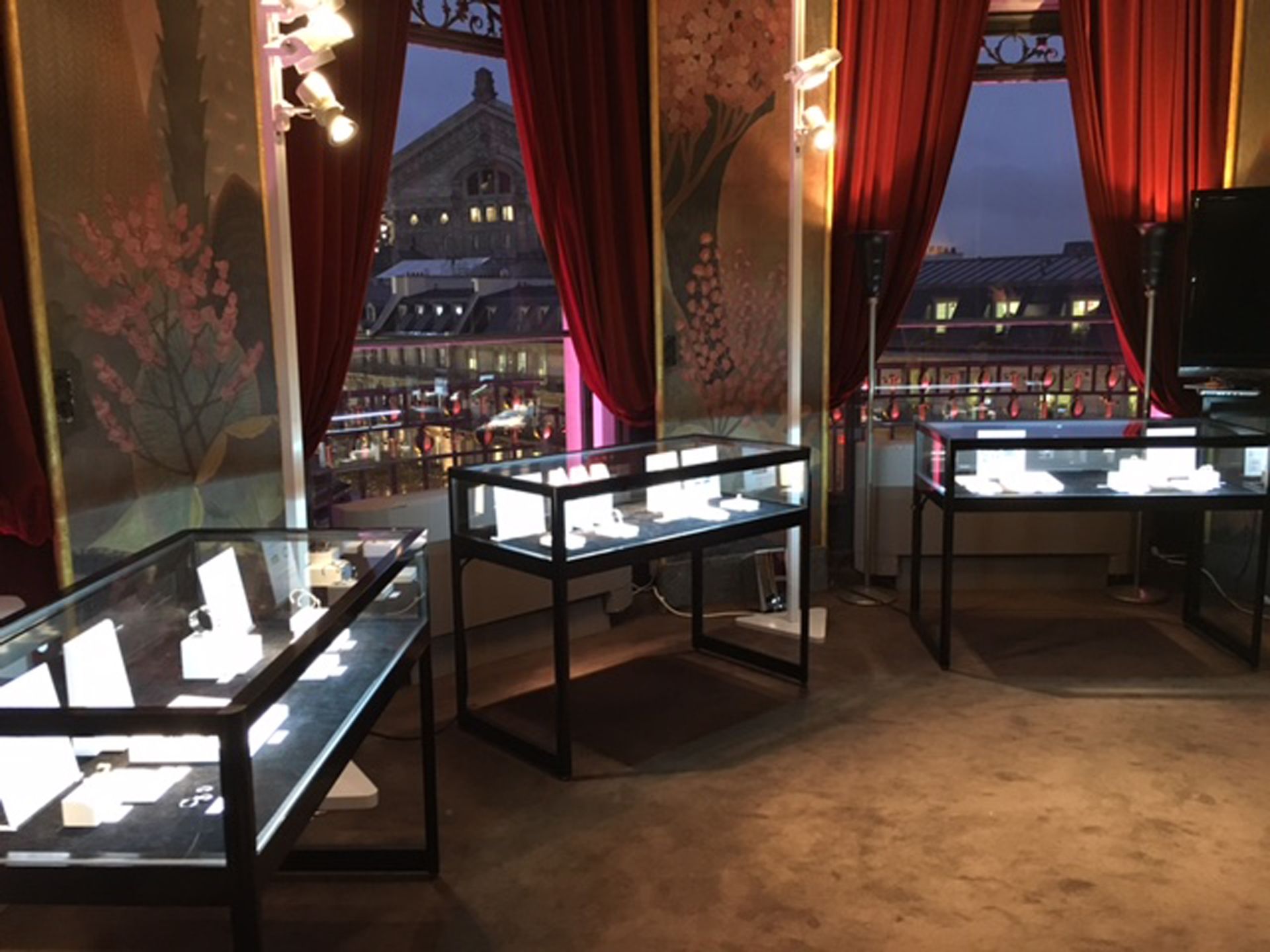 Vitrine table avec portes coulissantes sécurisées - L 120 x P 60 x H 92 cm - Verre trempé et structure aluminium anodisé_2