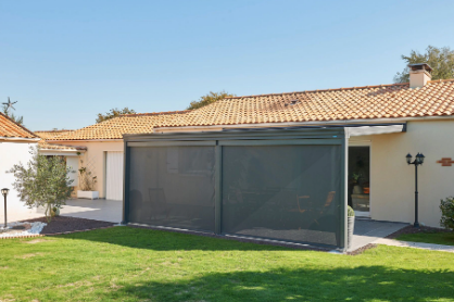 Préau en aluminium modulable avec panneaux occultants PanoRama® et toiles occultantes Roma - évolutif et personnalisable_2