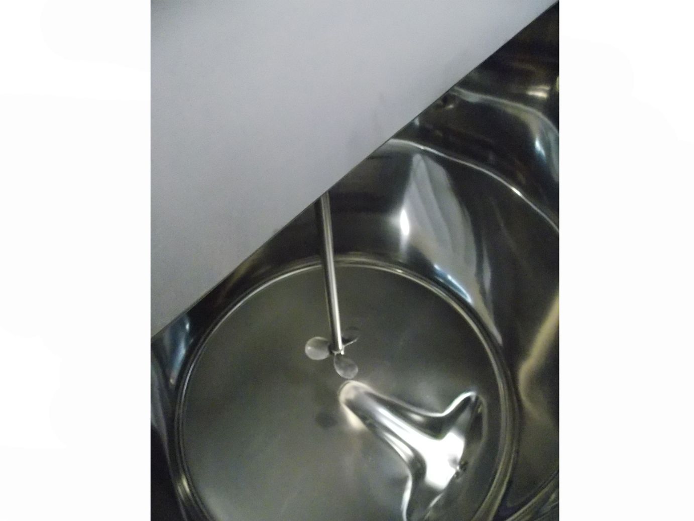 Minitank MTHM (Mixer) - Réservoir de stockage industriel Incon - Fond bombé avec bride centrale, tuyau à 90° et pieds soudés_2