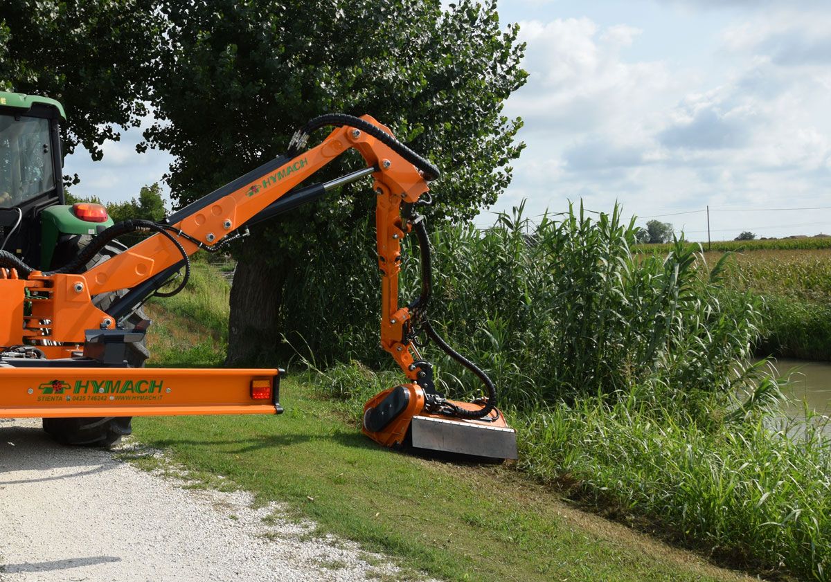 Équipement de tonte hydraulique adapté aux municipalités et collectivités