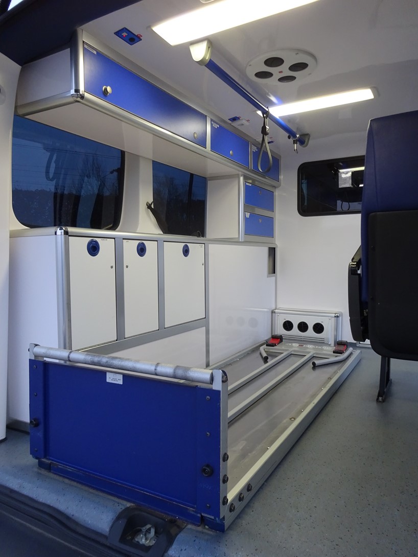 Ambulance Renault Trafic équipée d'un brancard et d'un GPS