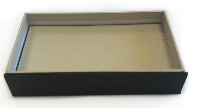 Boîte articulée / présentoir - multifonction en carton 20/10ème avec papier Balacron noir et impression numérique_2