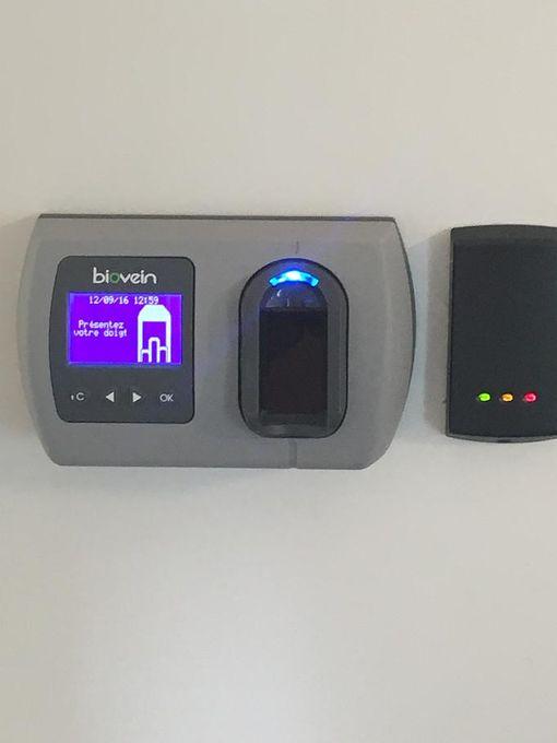 Interphones et contrôles d'accès autonomes - Survelec - Installation et haute sécurité en France et à l'international_2