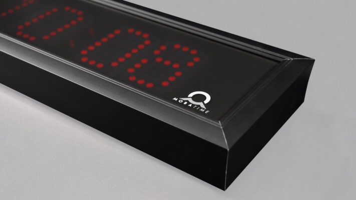 DK - Horloges numériques Mobatime - 57 mm - Affichage heure et date en 16 langues - Lecture optimale 25 à 30 m_2