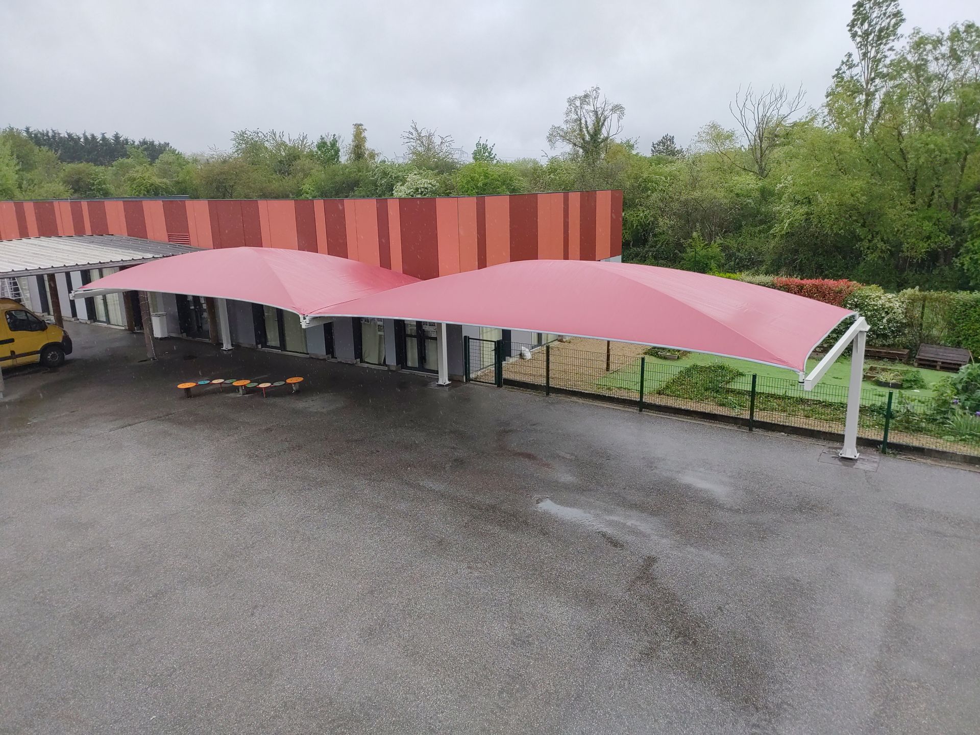 Préau en structure métallique à 2 poteaux déportés - KOMAN Groupe_2