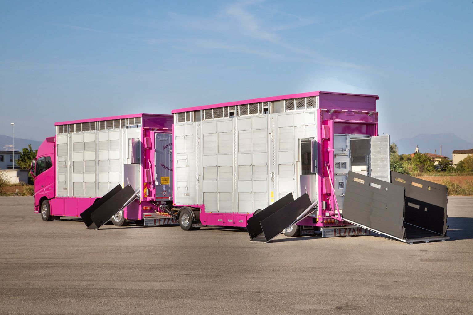 Remorque bétaillère équipée d'un pont de chargement hydraulique antidérapant