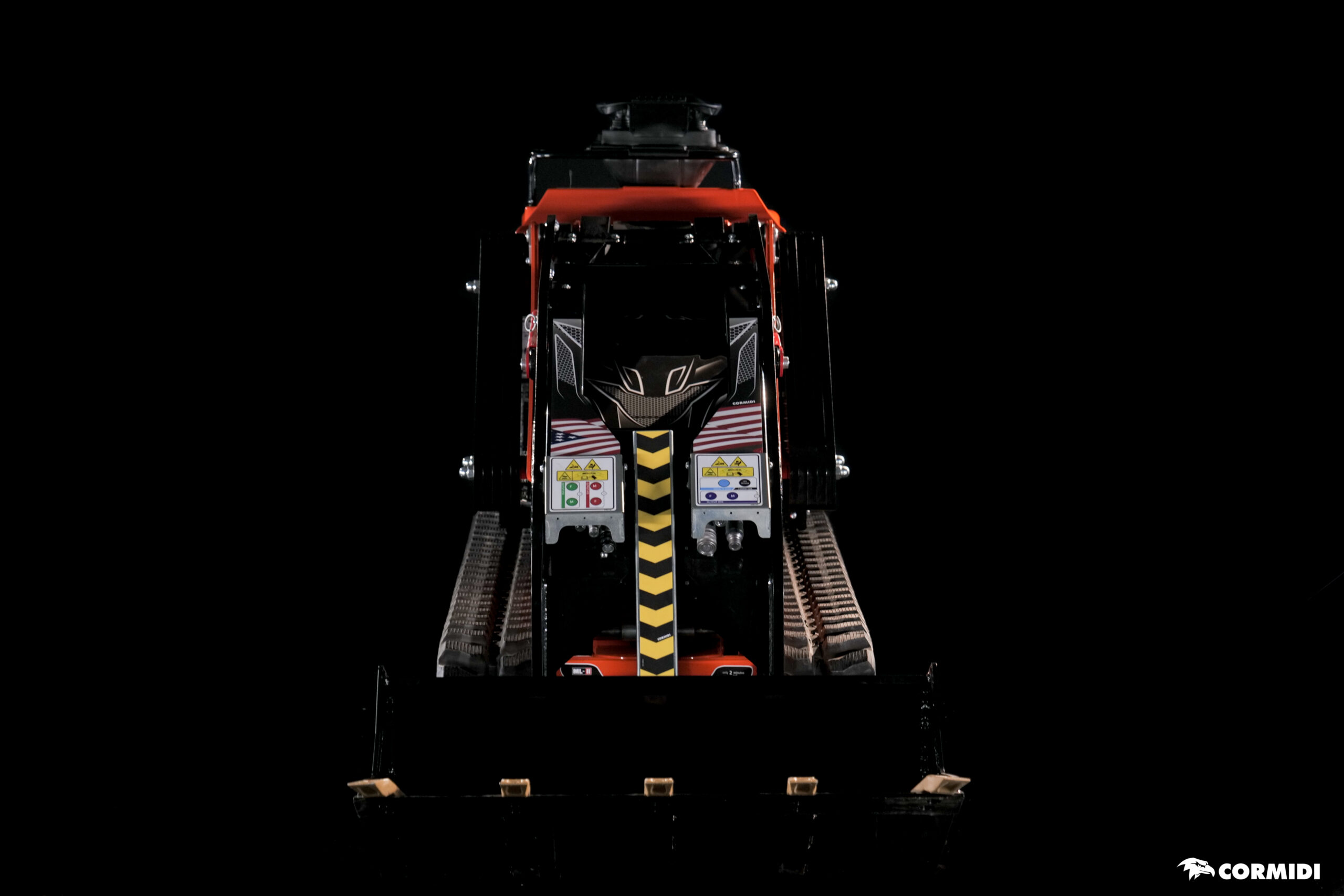 Mini-chargeuse conçue pour les tâches de jardinage et d'arrosage, capacité 1500kg - Cormidi_2