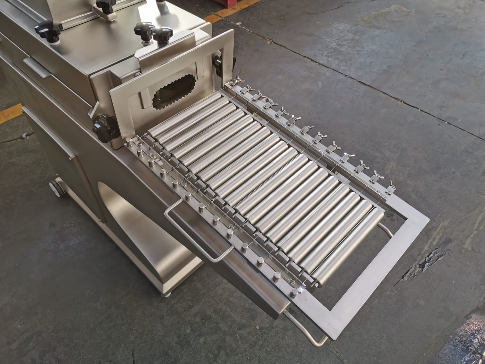 Mouleuse à beurre semi-automatique - 100 à 1000 g - 300 kg/h - Cadre coupeur - Trémie avec deux vis de gavage_2