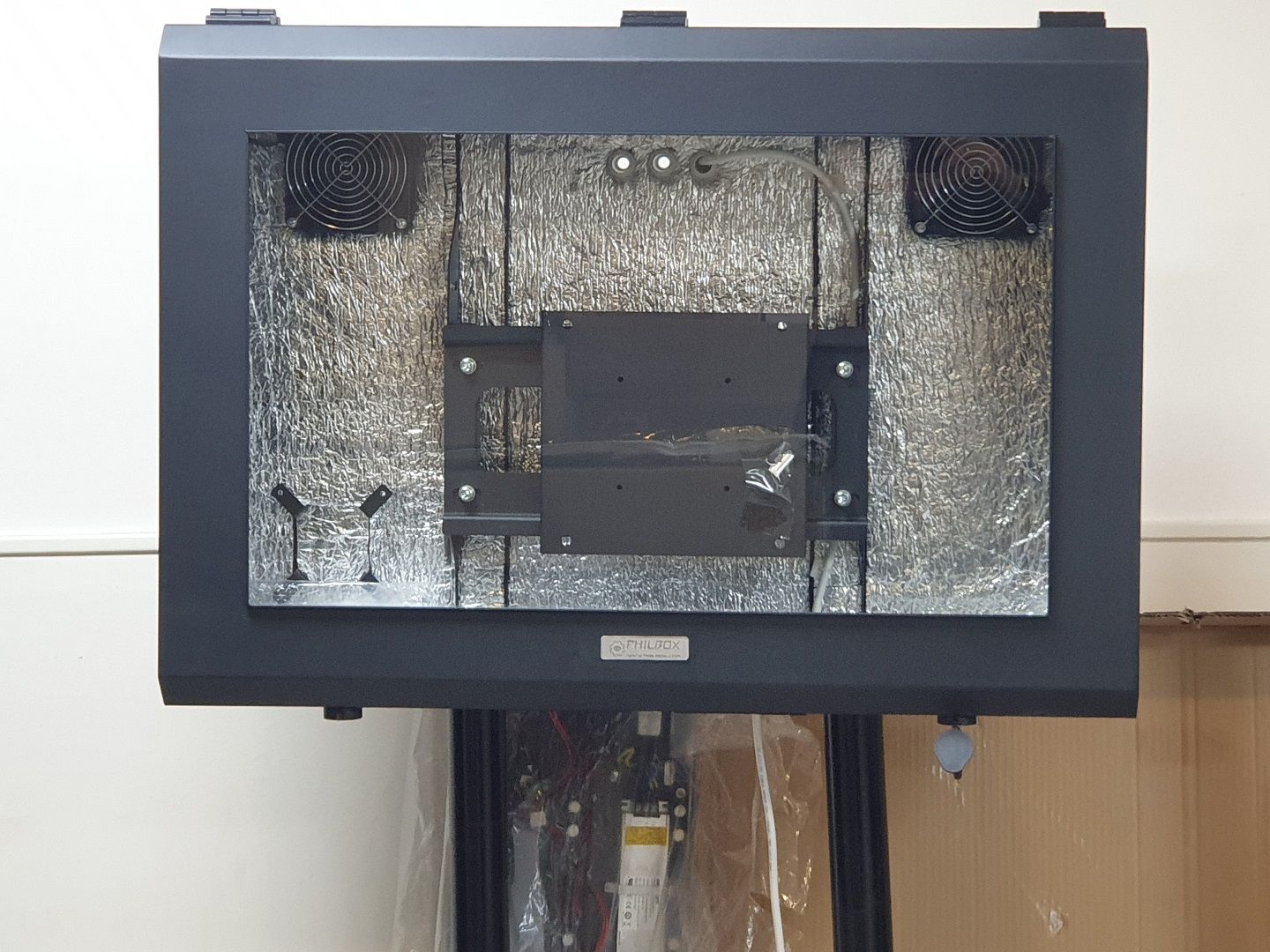 Armoire ou caisson de protection contre le vol et le vandalisme pour vos écrans LCD - Taille 43 pouces - Série PHIL_0