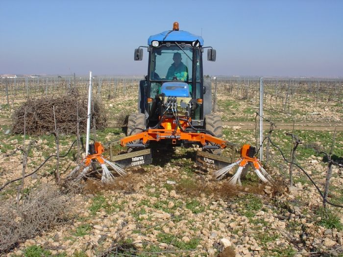 Équipement de traitement agricole avec pliage des bras à 90°