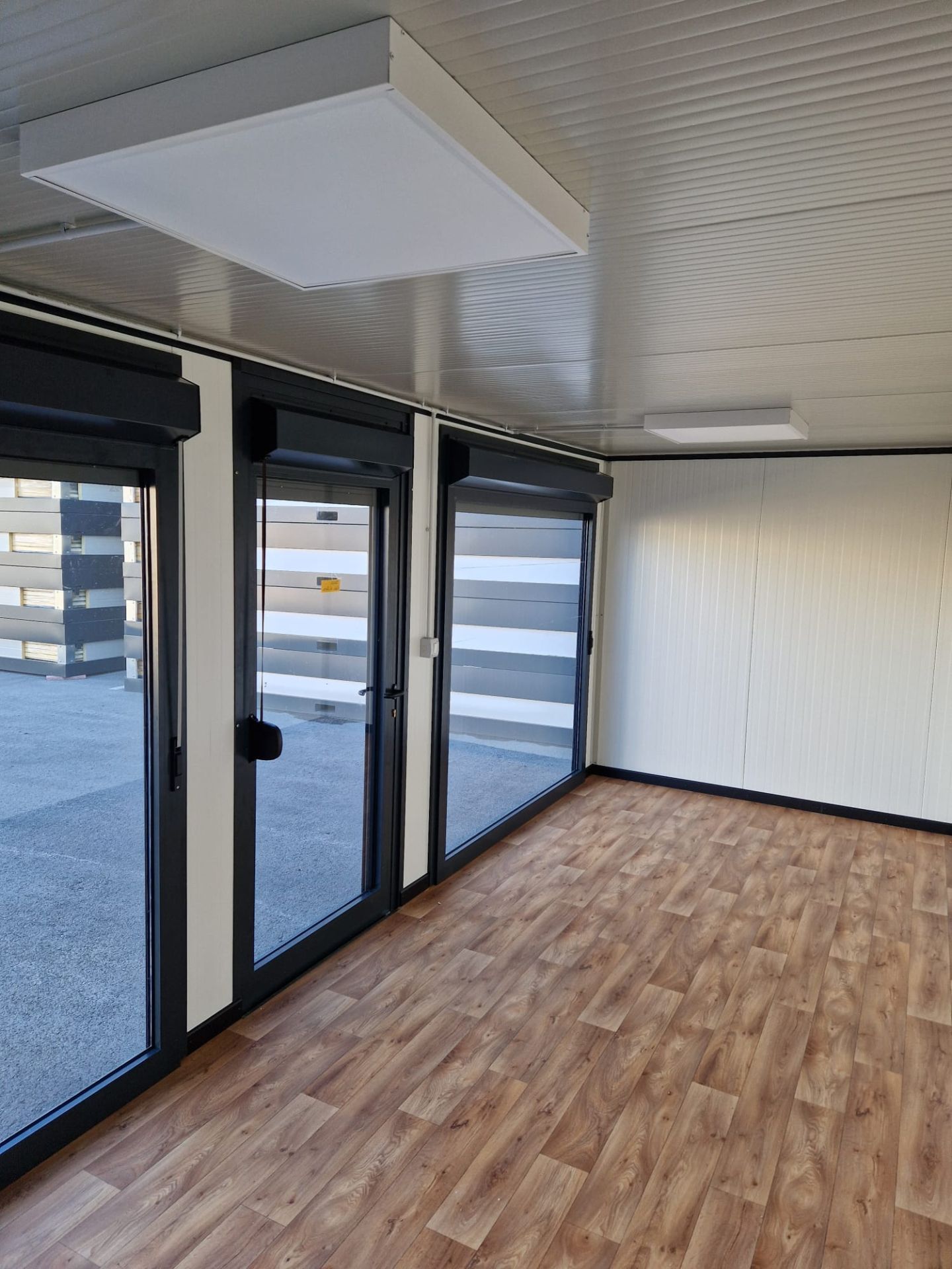 Bungalow de vente modulaire avec isolation et revêtement PVC imitation bois