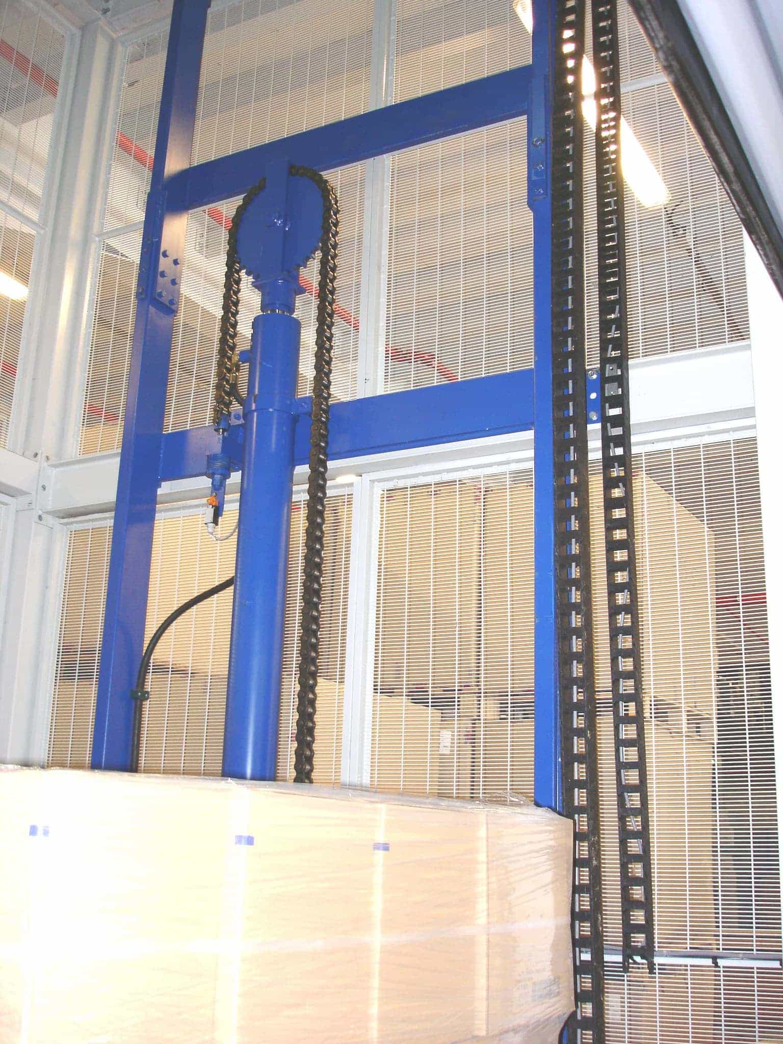 Monte-charges - élévateurs sans personnel accompagnant pour courses importantes - encombrement réduit_2