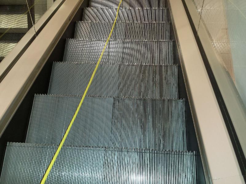 Appareil de nettoyage des escaliers roulants avec programmes préréglés