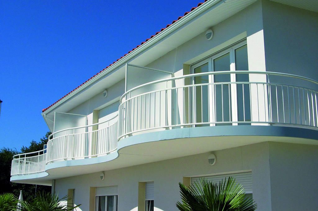 Système de garde-corps Antares adaptable aux architectures cintrées