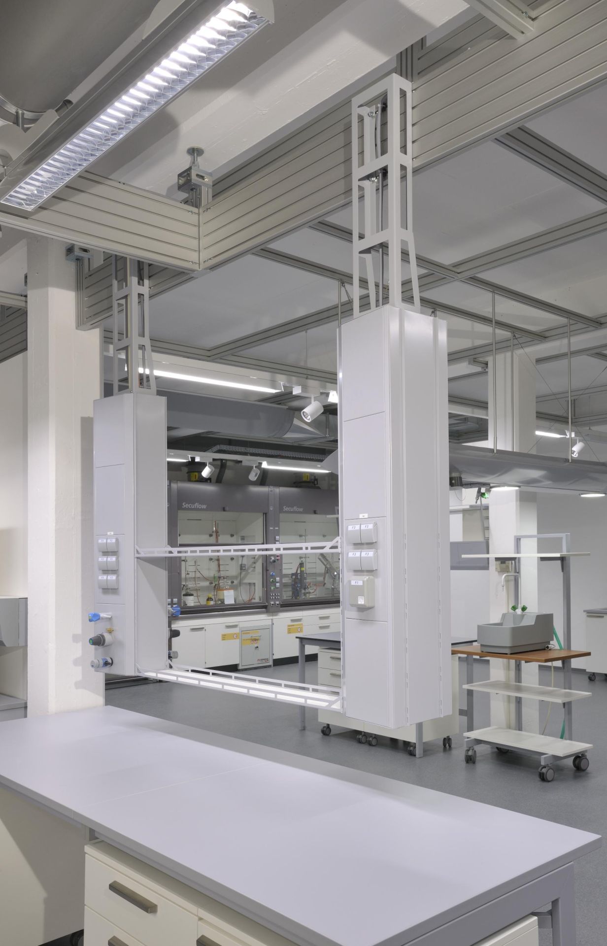 Colonne d'énergie pour paillasse de laboratoire_2