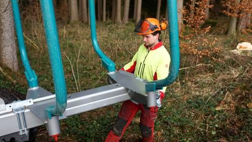 Remorque forestière compacte avec grue à double-télescope