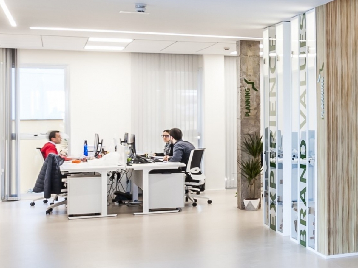 Bureau open space administratif contemporain - LOG IN - design adaptable et finitions variées_2