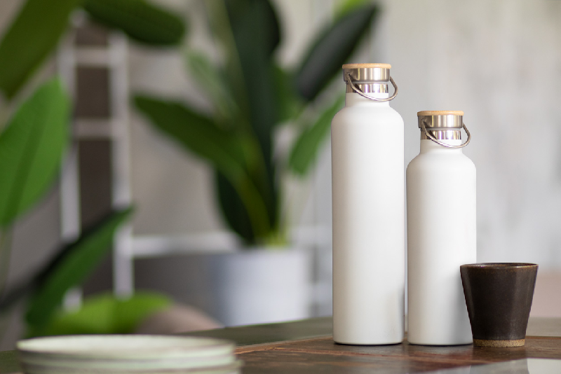 Thermos en inox à double paroi - 1000 ml - couvercle bambou et accroche métal - blanc_2