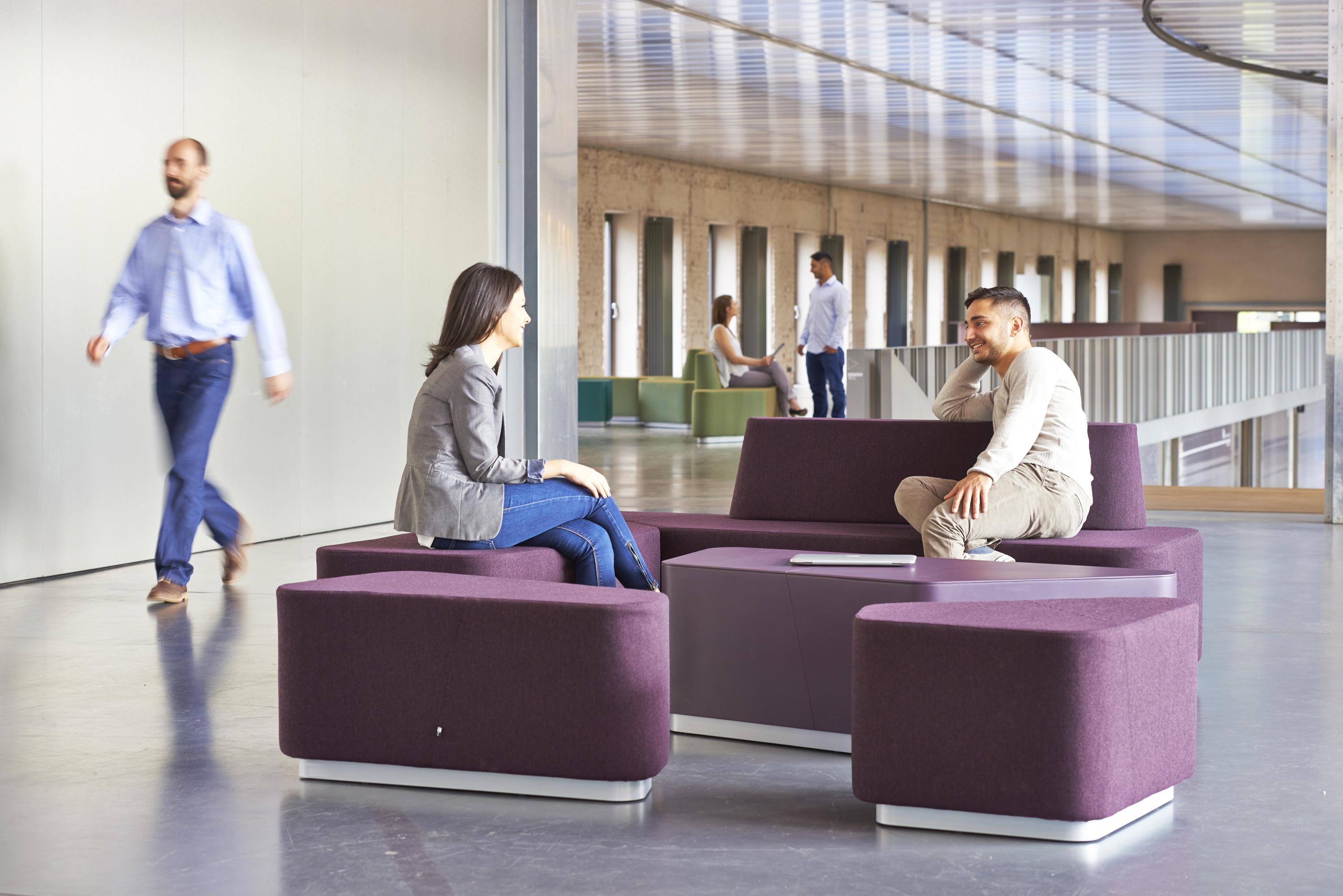 Canapé d'accueil innovant et ergonomique pour espaces modernes_2