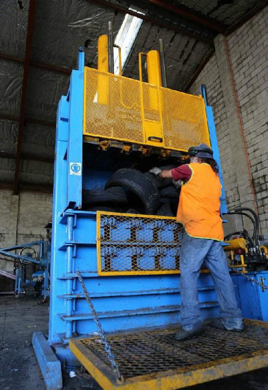Presse à balles pour caoutchouc - Sinobaler - modèle SVB2-TB-1000 avec compression 12:1 pour pneus recyclés_2