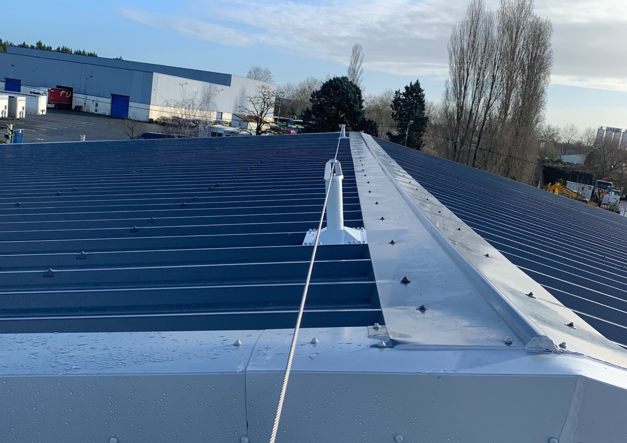 Ligne de vie sur potelet absorbeur - dispositif d'ancrage horizontal pour bac sec et panneau sandwich_2