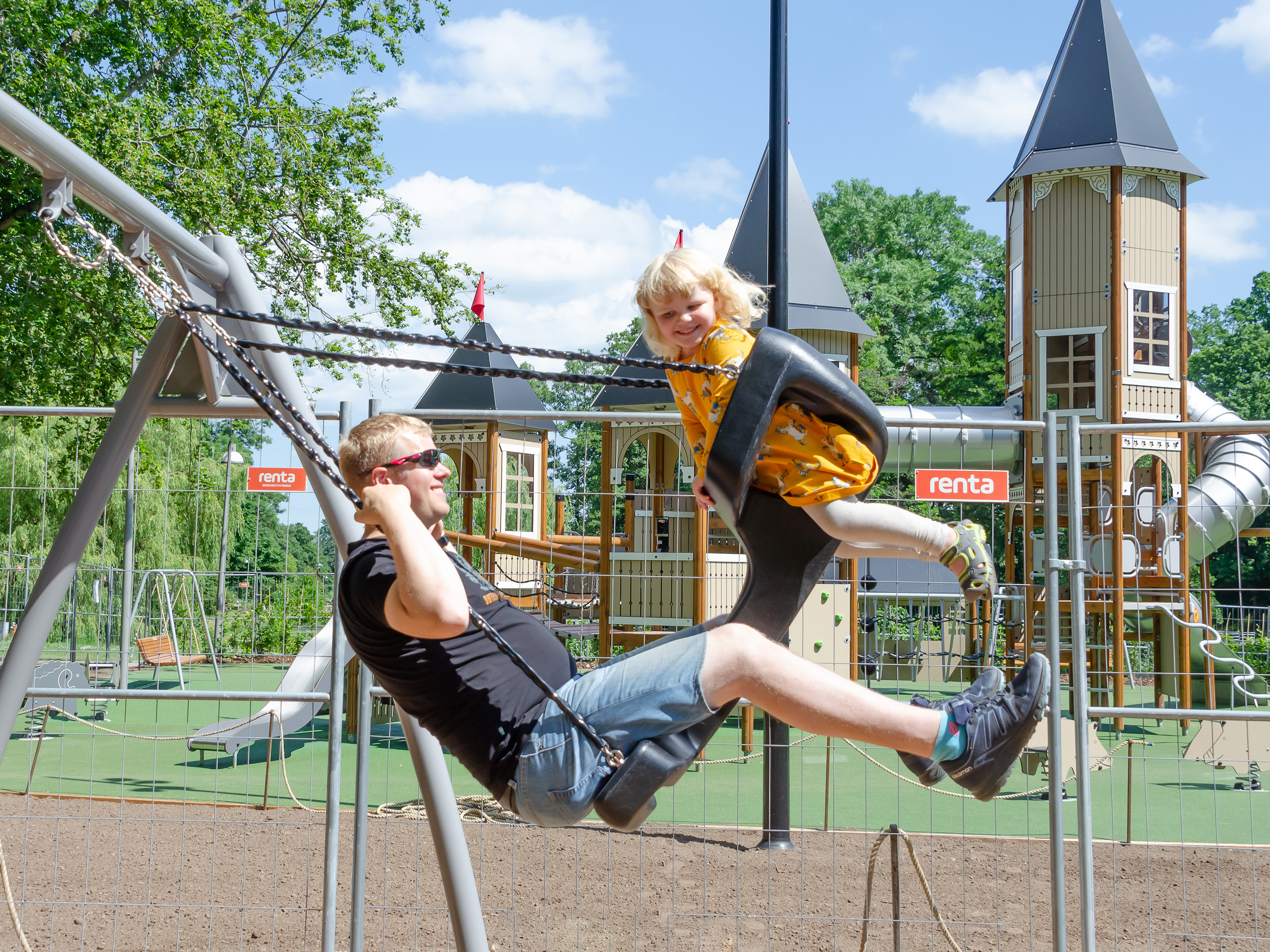Siège de balançoire noir robuste adapté aux jeunes enfants