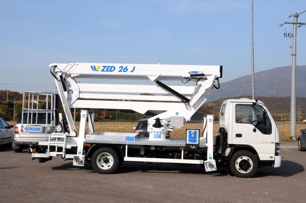 Camion nacelle avec plateau aluminium antidérapant